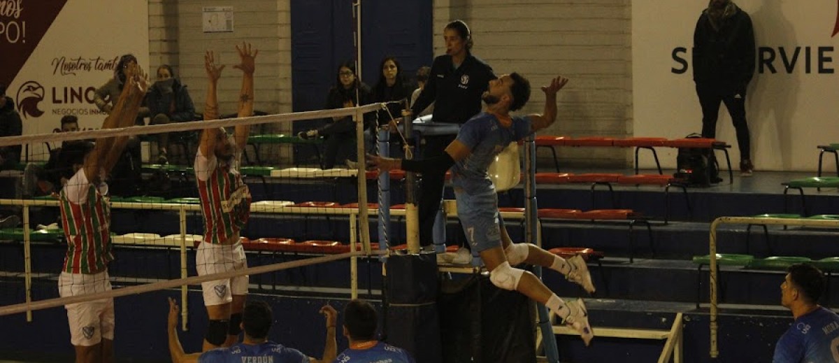 El plantel de vóley femenino – Club Ferro Carril Oeste